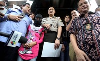 Polisi menunjukan tersangka dalam jumpa pers di Mapolda Metro Jaya, Jakarta, Jumat (11/9/2015).