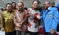 Budi Susilo Soepandji dan Muhammad Rifai Darus melakukan salam komando.
