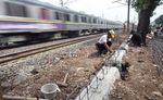 Pembuatan Pagar Pembatas di Jalur KRL