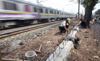 Pekerja menyelesaikan pembuatan pagar pembatas KRL di kawasan Poltangan Pasar Minggu, Jakarta, Jumat (11/9/2015).