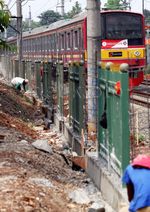 Pembuatan Pagar Pembatas di Jalur KRL