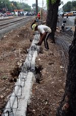 Pembuatan Pagar Pembatas di Jalur KRL