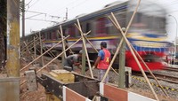 Pagar di kedua sisi jalur KRL.