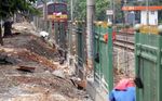 Pembuatan Pagar Pembatas di Jalur KRL