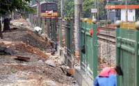 Pembuatan pagar ini dilakukan karena banyaknya warga yang menyeberangi jalur kereta api sembarangan.
