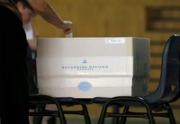 Para kandidat kubu oposisi yang untuk pertama kali bersaing di semua distrik, berharap bisa cukup meraih kursi parlemen guna memperkuat sistem dwipartai yang selama setengah abad terakhir dikuasai Partai Aksi Rakyat (PAP). REUTERS/Edgar Su.