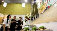    Pengunjung antusias saat mencicipi menu makanan di booth Nendia Primarasa yang menjadi salah satu peserta pameran.