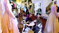 Pengunjung mendapat penjelasan saat berkunjung di stand baju pengantin.
