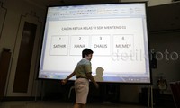 Mereka kemudian menggelar simulasi pemilihan ketua kelas.