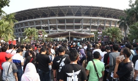 Gerbang Dibuka, Penonton Bon Jovi Serbu Stadion