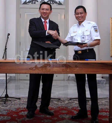 Ahok Serahkan Lelang Operator LRT ke Jonan
