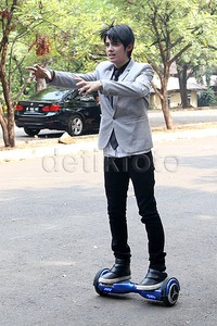 Aliando asyik naik run wheel di sela-sela syuting. Asep Syaifullah/detikHOT.