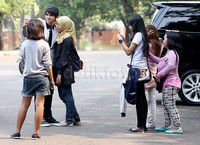 Tak hanya asyik main run wheel, Ali juga menyempatkan diri untuk selfie bersama Alicious yang menunggunya di lokasi syuting. Asep Syaifullah/detikHOT.