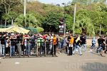 Fans Bon Jovi Serbu GBK
