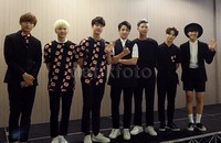 (Ki-ka) V, Suga, Jin, Jungkook, Rap Monster, Jimin, dan J-Hope memberi sapaan singkat untuk media yang hadir.