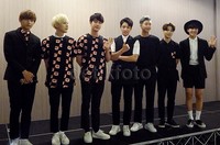 Dimulai dari J-Hope yang berdiri di ujung kanan semuanya memperkenalkan diri satu per satu, sampai V yang berdiri di ujung kiri.
