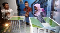 Presiden Direktur PT Patra Bangun Properti (PBP) Ahmad Djaelani didampingi Komisaris PBP Khodijah Suyani dan Direktur PT PBP Coki lubis melihat maket apartemen.