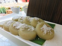 Kue yang satu ini mirip seperti apem. Testurnya empuk kenyal dan sajikan dengan taburan kelapa serut yang gurih.