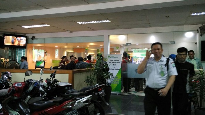 Mau Cairkan JHT? Siap-siap Antre dari Jam 4 Subuh