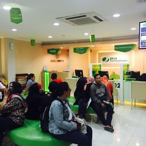 Warga Ramai-ramai Cairkan JHT, Ini Komentar Menaker