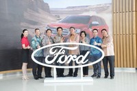 Mark Kaufman, President ASEAN Region Ford Motor Company(Kiri ke 2) dan Bagus Susanto, Managing Director Ford Motor Indonesia(Kiri ke 4) bersama para Dealer Principals. Istimewa/Ford.