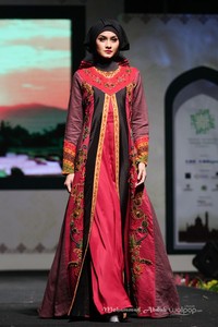 Tuty Adib Sinaran. Indonesia Internasional Islamic Fashion & Products 2015 Ethnic Urbanovative at Jakarta Convention Center. Jakarta. [Foto: Mohammad Abduh/Wolipop]