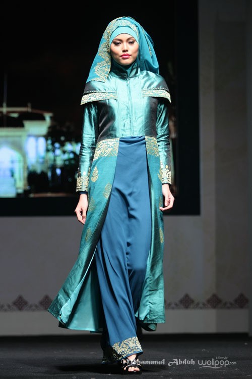 Jeny Tjahyawati The Beauty of Songket Melayu Deli. Indonesia Internasional Islamic Fashion & Products 2015 Ethnic Urbanovative at Jakarta Convention Center. Jakarta. [Foto: Mohammad Abduh/Wolipop]