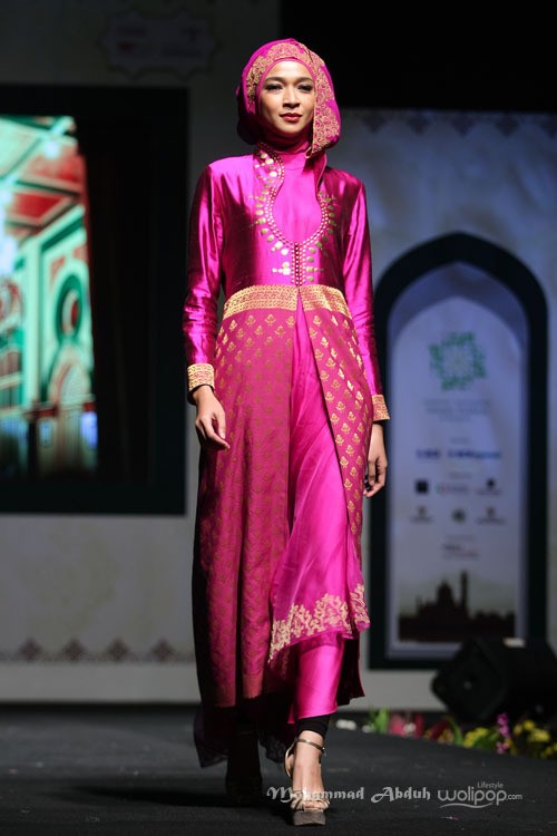 Jeny Tjahyawati The Beauty of Songket Melayu Deli. Indonesia Internasional Islamic Fashion & Products 2015 Ethnic Urbanovative at Jakarta Convention Center. Jakarta. [Foto: Mohammad Abduh/Wolipop]