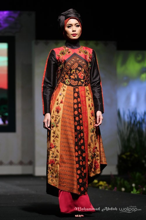 Tuty Adib Sinaran. Indonesia Internasional Islamic Fashion & Products 2015 Ethnic Urbanovative at Jakarta Convention Center. Jakarta. [Foto: Mohammad Abduh/Wolipop]