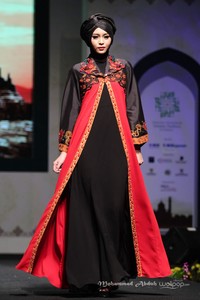 Tuty Adib Sinaran. Indonesia Internasional Islamic Fashion & Products 2015 Ethnic Urbanovative at Jakarta Convention Center. Jakarta. [Foto: Mohammad Abduh/Wolipop]
