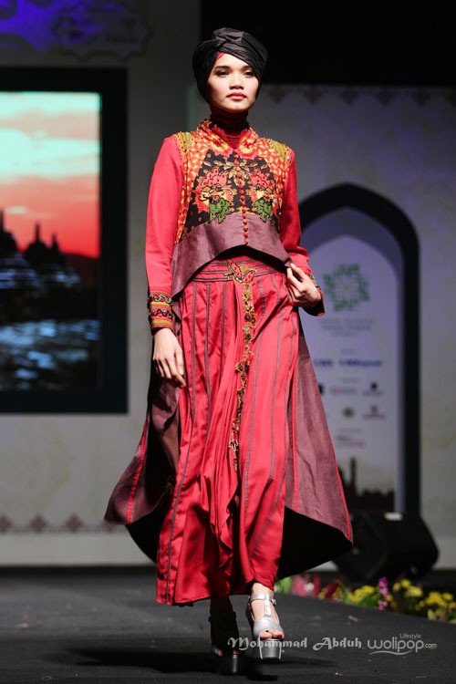 Tuty Adib Sinaran. Indonesia Internasional Islamic Fashion & Products 2015 Ethnic Urbanovative at Jakarta Convention Center. Jakarta. [Foto: Mohammad Abduh/Wolipop]