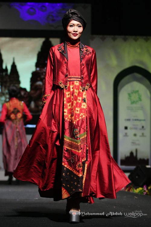 Tuty Adib Sinaran. Indonesia Internasional Islamic Fashion & Products 2015 Ethnic Urbanovative at Jakarta Convention Center. Jakarta. [Foto: Mohammad Abduh/Wolipop]