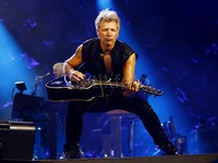 Bon Jovi dengan khusus memainkan lagu berjudul 'We Don't Run' yang diambil dari album terbarunya, 'Burning Bridges.'