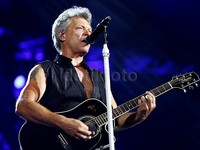 Setelah 'We Don't Run', Jon Bon Jovi Cs, mempersembahkan mega hits 'It's My Life' dan 'Because We Can'. 