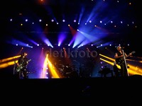 Bon Jovi beraksi di depan 40 ribu orang yang malam itu menjadi mengikrarkan diri menjadi penontonnya.