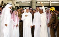 Gubernur Makkah Pangeran Khaled al-Faisal (tengah) meninjau lokasi jatuhnya crane. AFP/STR.