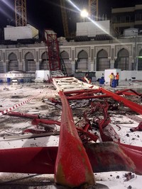 Cuaca buruk diduga sebagai penyebab terjungkalnya crane yang memang ditempatkan di sekitar masjid tersebut. AFP/STR.