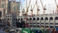 Sabtu (12/9/2015), pukul 9.30 waktu setempat, crane berwarna hijau dan berbelalai merah itu masih dalam posisi sama persis ketika terjungkal kemarin.