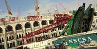 Belalai terpanjangnya dibiarkan tersangkut di atap. Bagian belakang mobile crane yg berwarna hijau tersuruk ke depan.