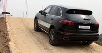 Konsumen bisa merasakan Porsche di aspal sirkuit Sentul. Selain itu konsumen porsche juga bisa langsung merasakan adrenalin offroad di Sentul. Pool/dok. Porsche Indonesia.