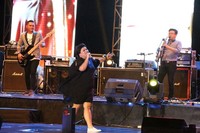Penyanyi Sheila Malsiana yang membuka Banyuwangi Beach Jazz Festival 2015 dengan lagu - lagu andalan bergenre Jazz. Ia pun menyanyikan lagu asli Banyuwangi yang berjudul Rehana (Ardian/detikTravel)