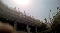 Pekerja membawa pecahan-pecahan marmer ke luar lokasi, menggantinya dengan lembaran marmer yang baru. Tidak terlihat lagi bongkahan-bongkahan besar besi atau material lainnya dari hempasan crane yang terjungkal.  Ist/Syamsul Layli.
