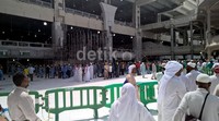Sementara itu kegiatan ibadah di dalam Masjidil Haram masih terus berlangsung seperti biasa. Tempat thawaf kian dipadati jemaah, begitu juga dengan tempat sa'i, seolah tidak pernah terjadi apa-apa.  Ist/Syamsul Layli.