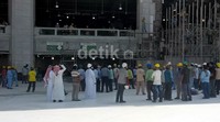 Jemaah Indonesia banyak terlihat di luar maupun dalam Masjidil Haram. Mereka terdiri dari kelompok-kelompok kecil atau rombongan besar. Baik untuk mengerjakan umroh atau menunaikan salat Zuhur berjamaah.  Ist/Syamsul Layli.