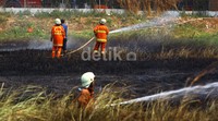 Lahan kosong yang penuh alang-alang di depan Mal Ambasador, Kawasan Mega Kuningan, Jakarta Selatan, terbakar. Diduga penyebabnya karena ada orang yang membakar sampah sembarangan. Pool/Lamhot Aritonang/detikFoto
