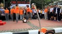     Selain patroli menggunakan segway, Polisi juga akan patroli menggunakan sepatu roda, mobil golf, dan sepeda. Total terdapat 165 personel dalam patroli tersebut. Pool/Lamhot Aritonang/detikFoto