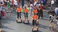 Dalam patroli ini, petugas polisi mengenakan baju warna oranye dan menggunakan helm. Tidak hanya itu, dalam pengamanan ini Polwan juga ikut serta dengan menggunakan segway. Pool/Lamhot Aritonang/detikFoto