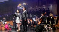 Beberapa alat musik khas Indonesia juga unjuk gigi dalam perhelatan ini. Sebut saja kolintang, sasando, gamelan Bali yang beberapa pemainnya WNA.