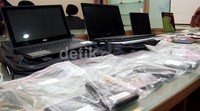     Subdit Jatanras Ditreskrimum Polda Metro Jaya mengelar barang bukti di  Polda Metro Jaya, Minggu (13/09/2015). Pool/Lamhot Aritonang/detikFoto