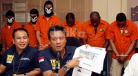     Tersangka mengiriimkan pesan melalui inbox Facebook korban, dan mengatakan akan mengirimkan sejumlah uang dolar yang berstiker lambang PBB. Pool/Lamhot Aritonang/detikFoto